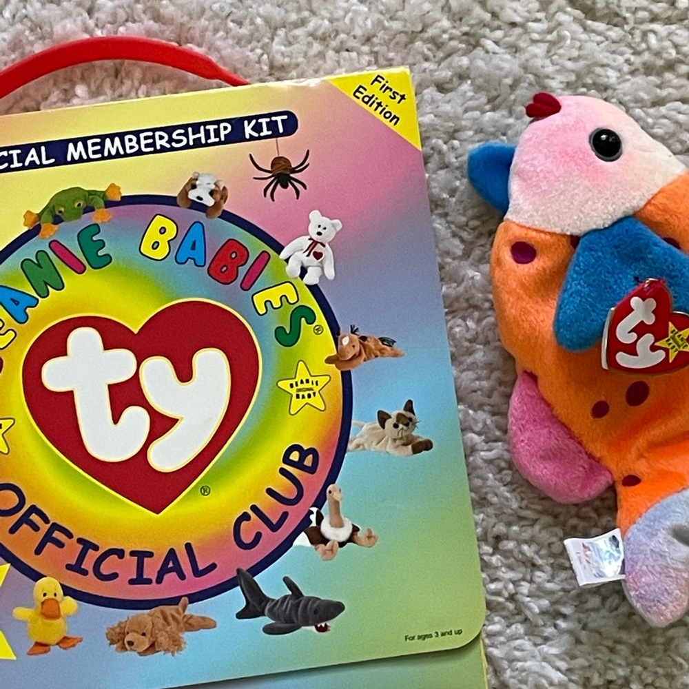 Official beanie babies club. Comes with beanie baby lips. This is first edition